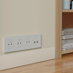 Odace - plaque de finition 4 postes - couleur Blanc craie