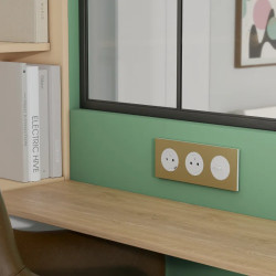 Odace Métal - plaque de finition 3 postes - effet Laiton support blanc